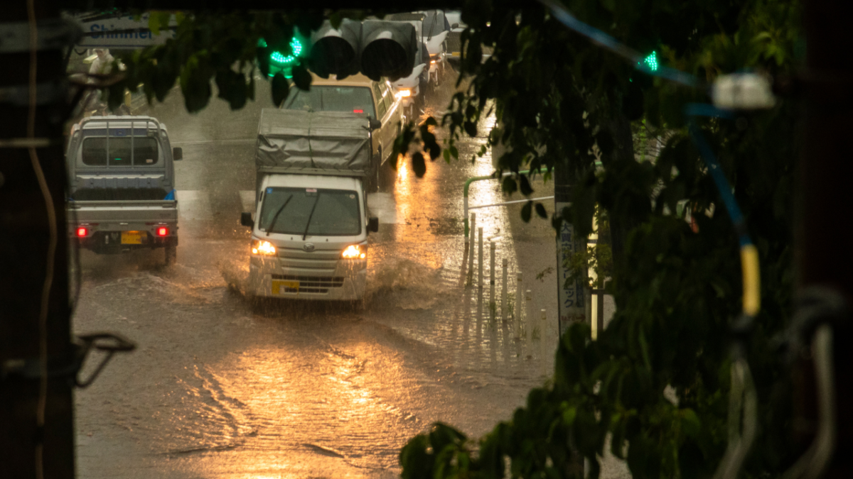 Tips Jitu Parkir Mobil di Musim Hujan: Hindari Banjir & Lindungi Kendaraan dari Kerusakan