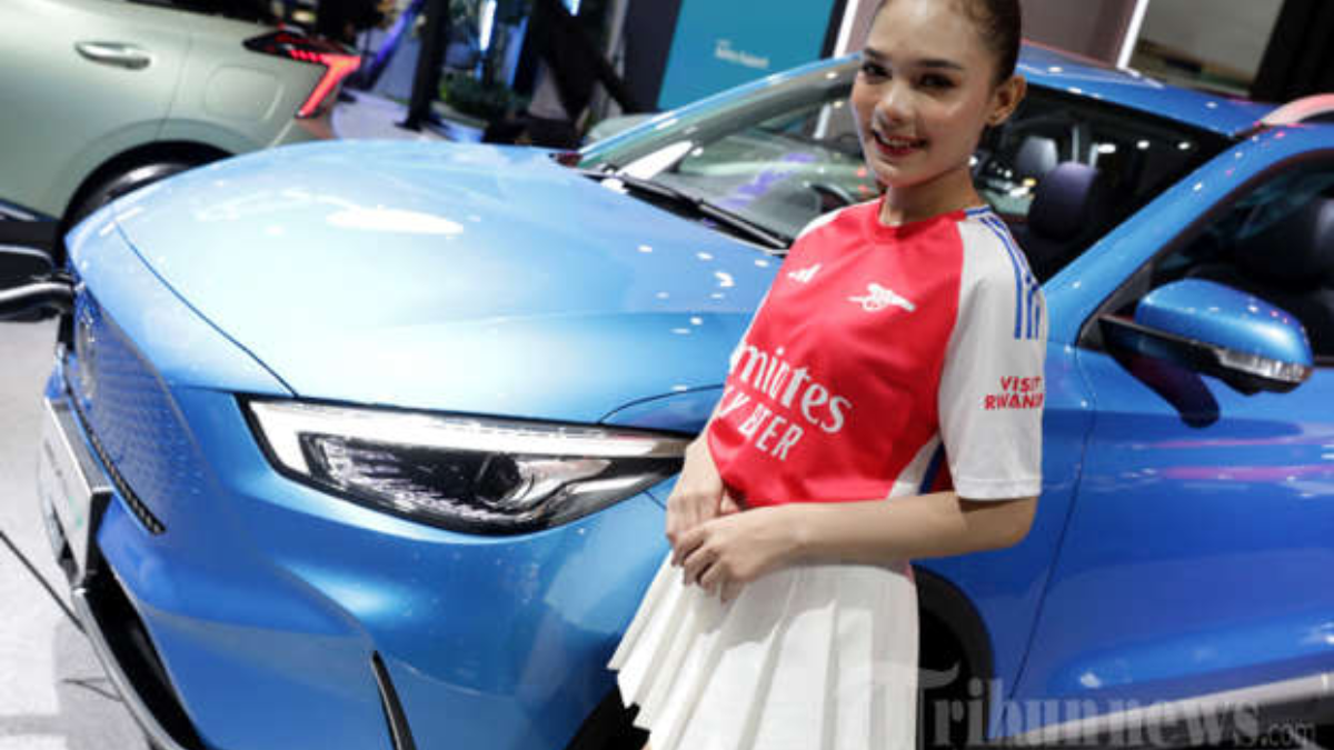 Senyum Mempesona SPG IIMS 2025, Daya Tarik di Tengah Pameran Mobil